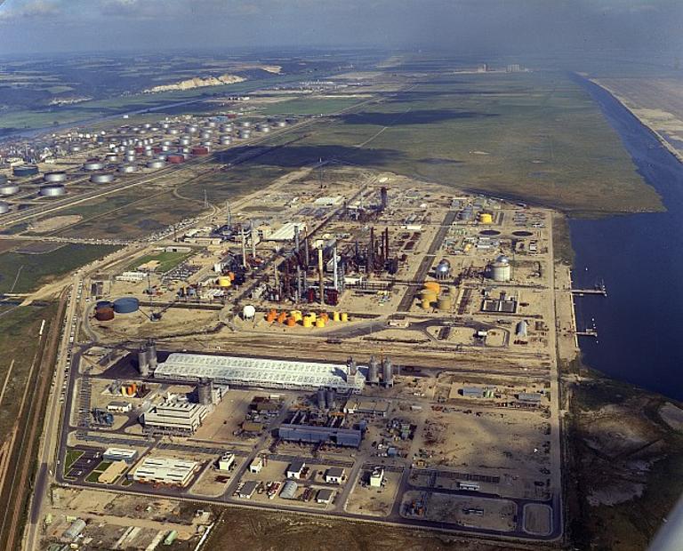 Vue aérienne de l'usine, partie ouest.- Photographie, 1973 ( Grand Port Maritime du Havre).