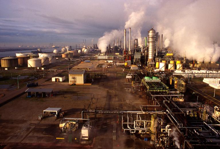 Vue aérienne des unités de production centrales.- Photographie, vers 2000 ( Inventaire général du patrimoine culturel, Rouen).