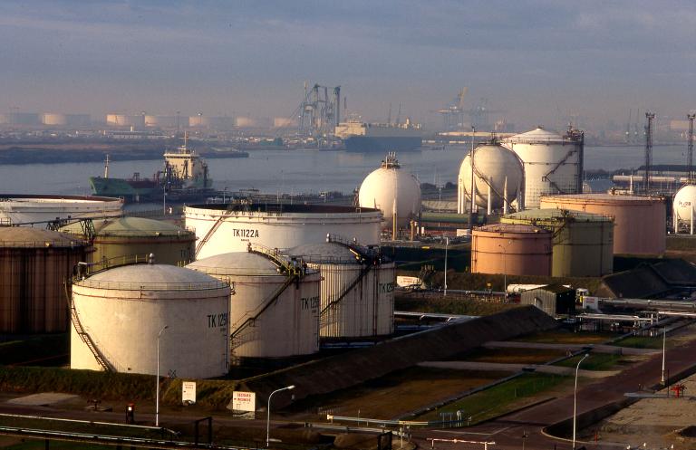 Aire de stockage, vue aérienne des réservoirs et de sphères.- Photographie, 2005 (Total Pétrochemicals).