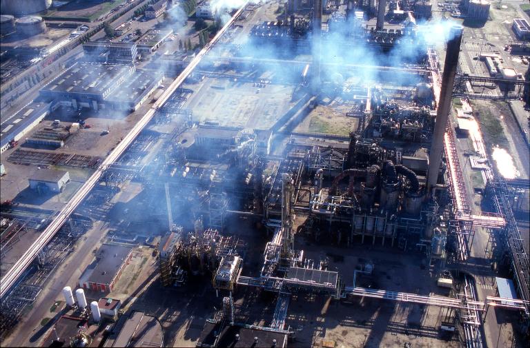 Vue aérienne de l'unité polyéthylène.- Photographie, vers 2000 (Inventaire général du patrimoine culturel, Rouen).
