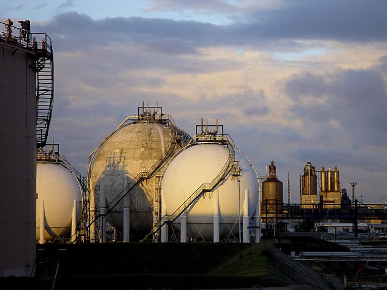 Aire de stockage, sphères de stockage du gaz liquéfié.- Photographie, 2006 (Grand Port Maritime du Havre).