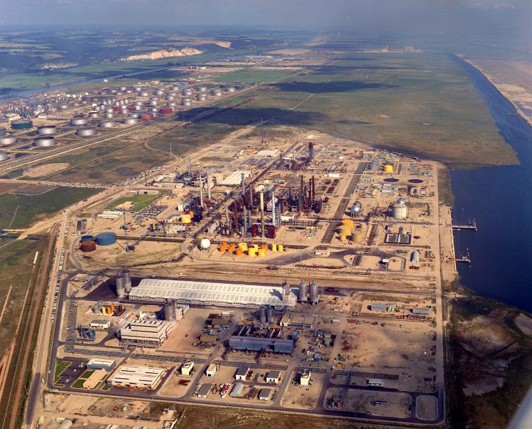Vue aérienne de l'usine.- Photographie, vers 1973 (Grand Port Maritime du Havre).