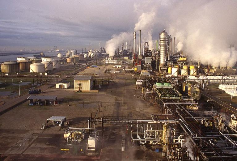 Vue aérienne des unités de production centrales.- Photographie, 2000 (Grand Port Maritime du Havre).