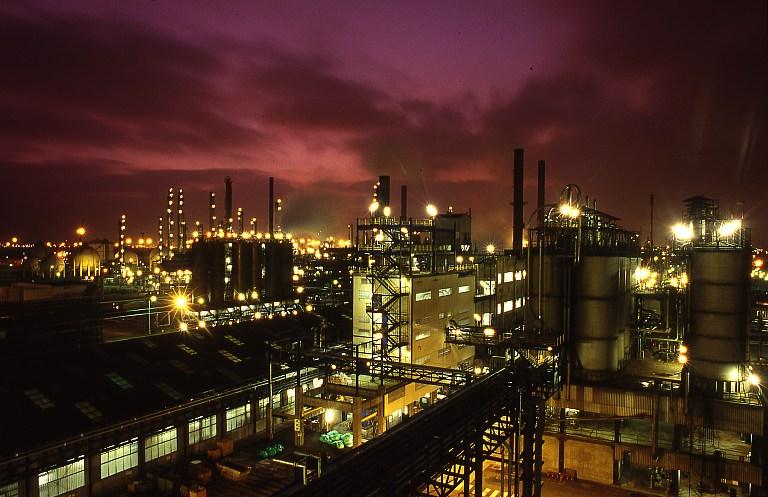 Vue aérienne de nuit.- Photographie, 2005 (Total Pétrochemicals).