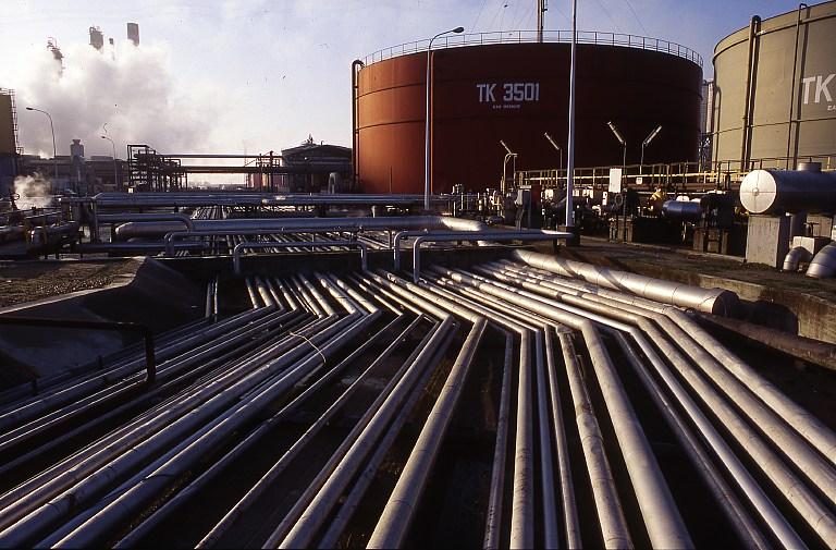 Aire de stockage, pipe lines et réservoirs. Photographie, 2005 (Total Pétrochemicals). 