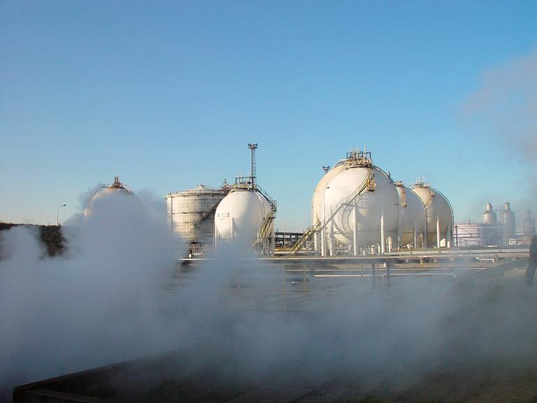 Aire de stockage, sphères et réservoirs.- Photographie, 2005 (Total Pétrochemicals).