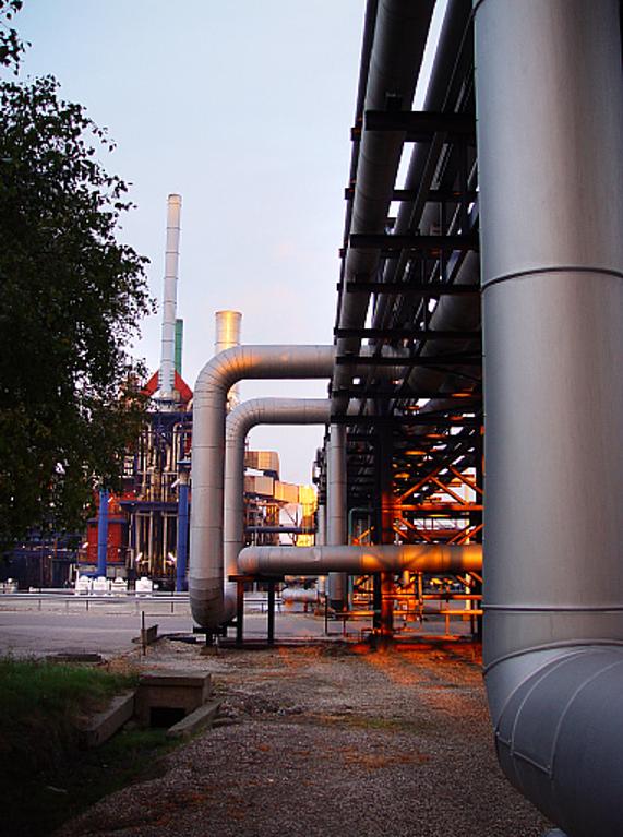 Racks et four vapocraqueur.- Photographie, 2006 (Total Pétrochemicals).