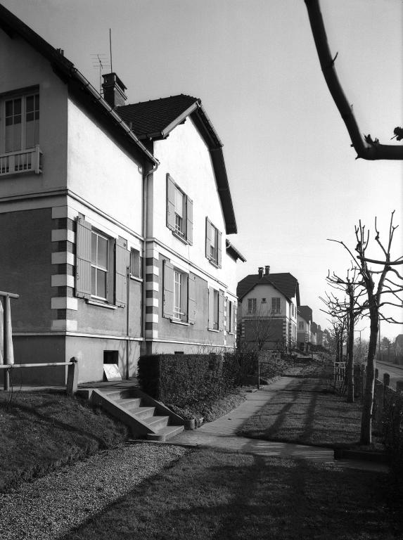 Maisons jumelées chemin de Saint-Dignefort, aligement sur rue.- Photographie, vers 1950 (Coll. Total).