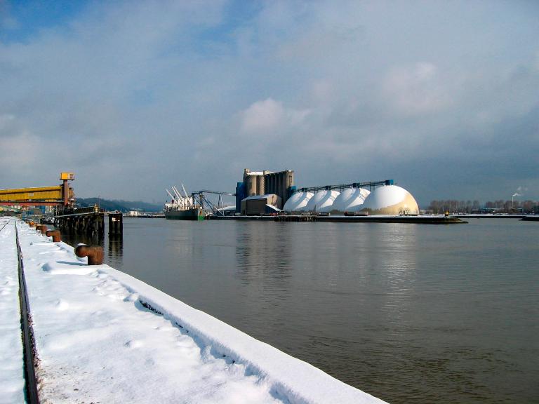 Vue générale depuis la rive droite du fleuve en aval.