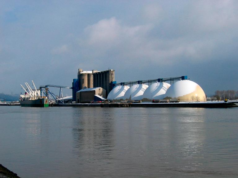 Vue générale depuis la rive droite du fleuve en aval.