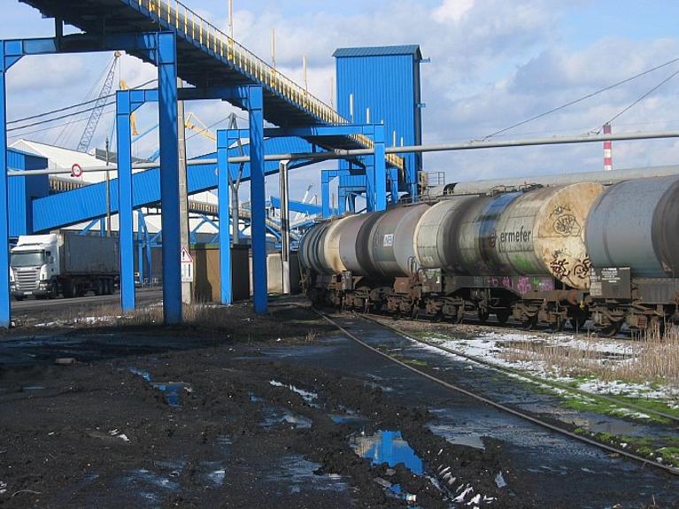 Convoyeur à bandes et aire de stockage et d'expédition des vracs solides de type bauxite et engrais.