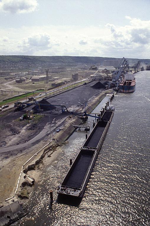 Chargement d'un convoi poussé constitué de trois barges, 2005, (Port Autonome de Rouen).