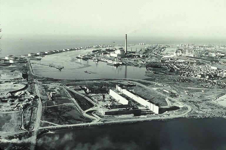 Chantier de construction.- Photographie aérienne, 1970 (Port autonome du Havre).