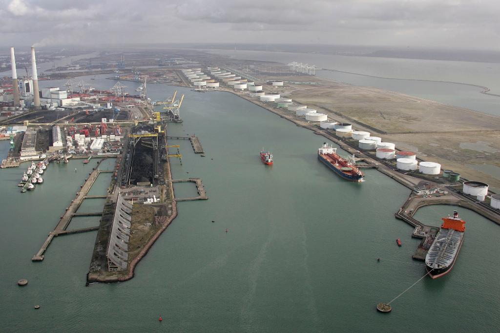 Vue générale, avec la centrale thermique à gauche.- Photographie aérienne, 2005 (Grand Port Maritime du Havre).