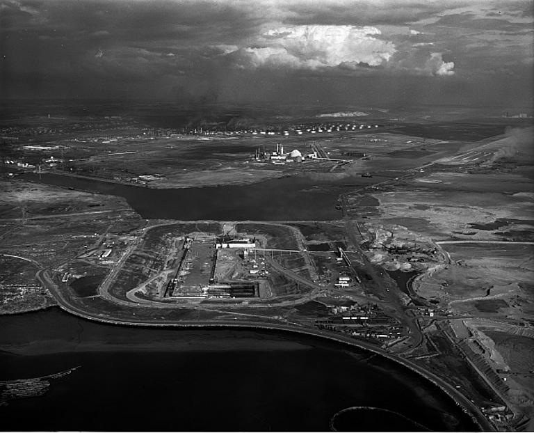Chantier de construction, vue de nuit.- Photographie aérienne, 1970 (Port autonome du Havre).