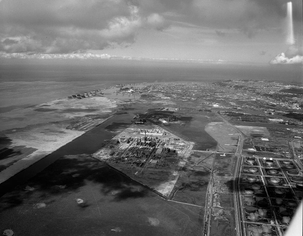 Vue aérienne de l'usine prise de l'est.- Photographie, vers 1973 (Grand Port Maritime du Havre).
