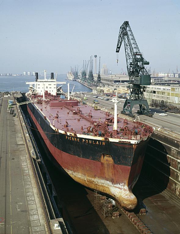 Forme VII avec le bateau Pierre Poulain.- Photographie, atelier photographique du Port autonome, 2009.