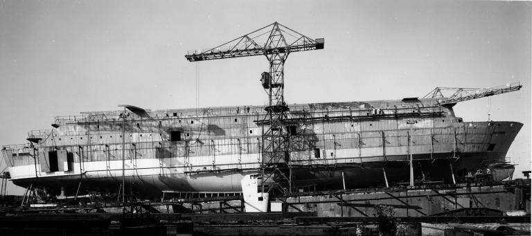 Grue et coque en construction en cale sèche.- Photographie, vers 1950 (A.D. Seine-Maritime).
