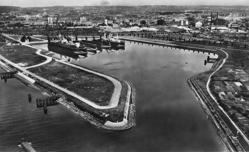 Vue générale.- Photographie, documentation pédagogique Lapie, vers 1960 (Coll. Part). ; Vue générale des 4 docks flottants dans la darse de Petit-Couronne.- Photographie, documentation pédagogique Lapie, vers 1960 (Coll. part.).