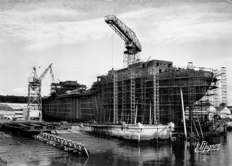 Construction du pétrolier Pluviose sur la cale 2.- Photographie, 1954 (BM Le Trait).