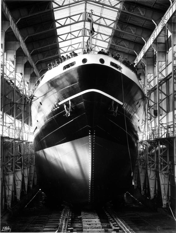 Le charbonnier Yainville sur la cale couvert 6, peu avant son lancement le 13 février 1961.- Photograhie, 1961 (BM Le Trait).