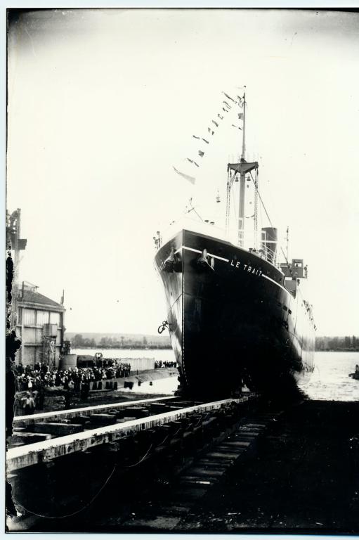 Lancement du cargo Le Trait sur la cale 1.- Photographie, 29 juillet 1934 (BM Le Trait).