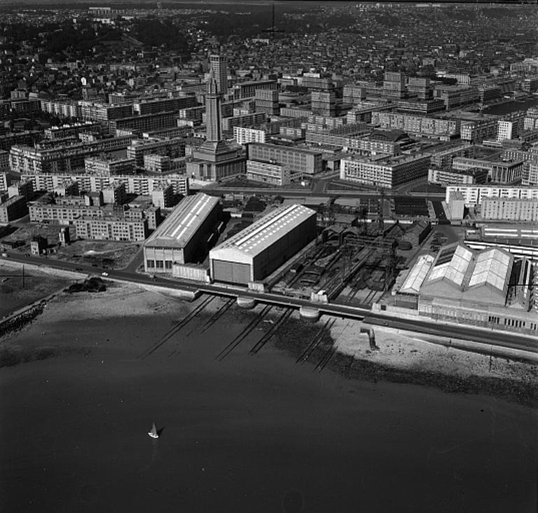 Vue aérienne des Chantiers Augustin Normand [au centre, cales de construction].- Photographie, 1960 (port autonome du Havre).