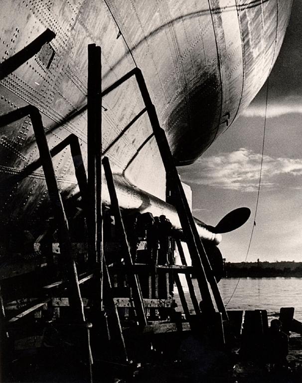 Détail de la coque du pétrolier Shéhérazade maintenue par des accores.- Photographie, 1935 (BM Le Trait).