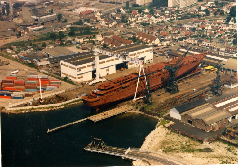 Vue des chantiers lors de la construction du paquebot à voiles Club Med 2.- Photographie aérienne, 1991 (A.D. Seine-Maritime).