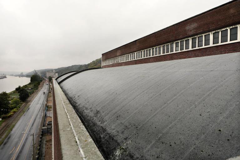 Vue extérieure, détail du toit vouté en béton armé.