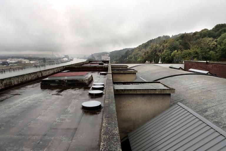 Vue extérieure, détail du toit terrasse et vouté en béton armé. 