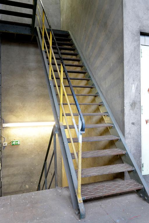 Vue intérieure, escalier de distribution.
