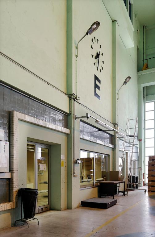 Vue intérieure, ancienne salle des machines, accès à la salle de contrôle.