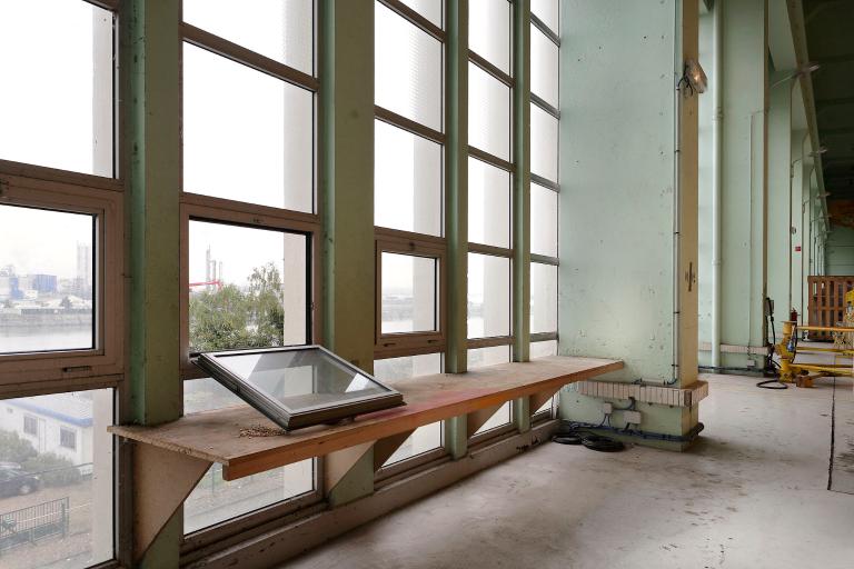 Vue intérieure, ancienne salle des machines, détail des baies.