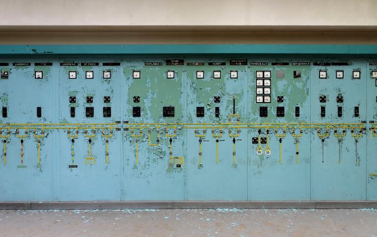 Vue intérieure, ancienne salle de controle, détail du tableau de commande.