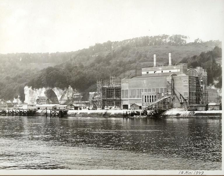 Vue générale de l'usine en construction, prise depuis la rive gauche de la Seine, 16/5/1949 (Coll. EDF).