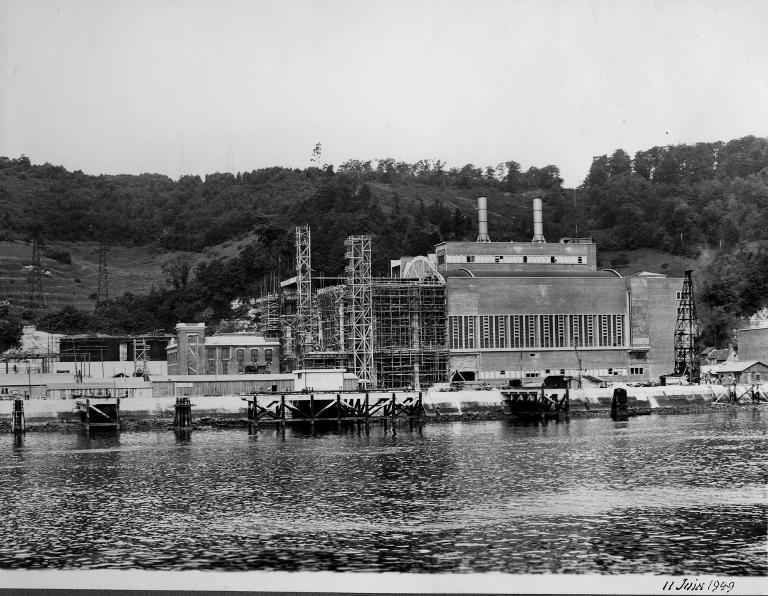 Vue générale de l'usine en construction, prise depuis la rive gauche de la Seine, 11/6/1949 (Coll. EDF).