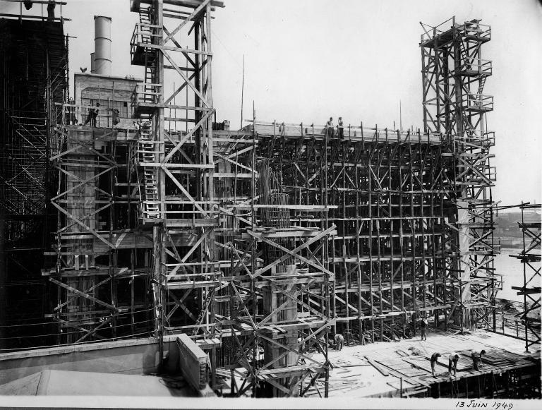 Construction de l'usine, coulage de la charpente en béton, 13/6/1949 (Coll. EDF).