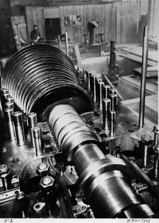 Construction de l'usine, mise en place des turbines, 11/3/1949 (Coll. EDF).