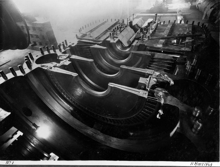 Construction de l'usine, mise en place des turbines, 11/3/1949 (Coll. EDF).