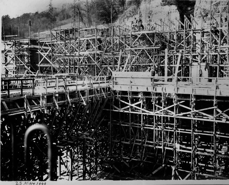 Construction de l'usine, mise en place des échaffaudages, 25/3/1949 (Coll. EDF).