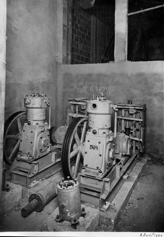 Construction de l'usine, installation des pompes, 25/3/1949 (Coll. EDF).