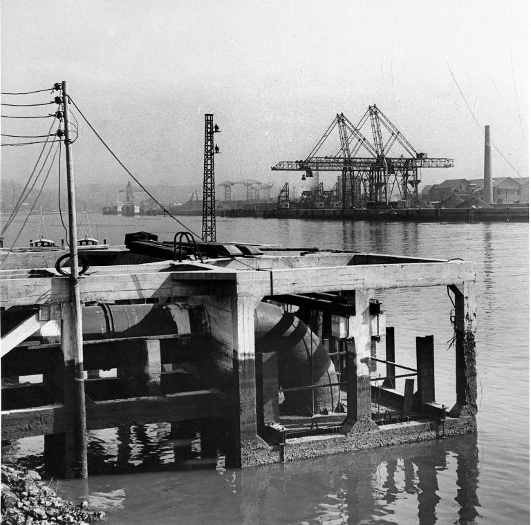 Construction de l'usine, appontement avec conduite en prise sur la Seine, 1949 (Coll. EDF).