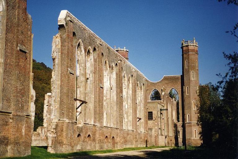Vue générale de l'élévation sud de la petite filature au 1er plan et du pignon ouest de la grande filature au 2nd plan (Photographie EPFN, 1998).