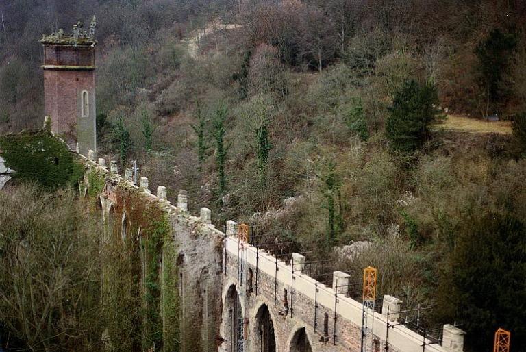 Sommet de l'élévation nord de la grande filature pendant les travaux de confortement des ballustres (Photographie EPFN, 1998).