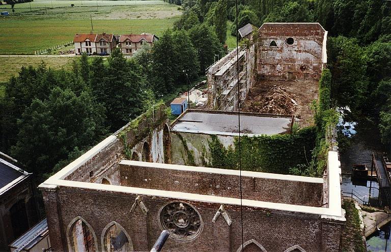 Sommet de la petite filature pendant les travaux de confortement des élévations, 1998 (Photographie EPFN).
