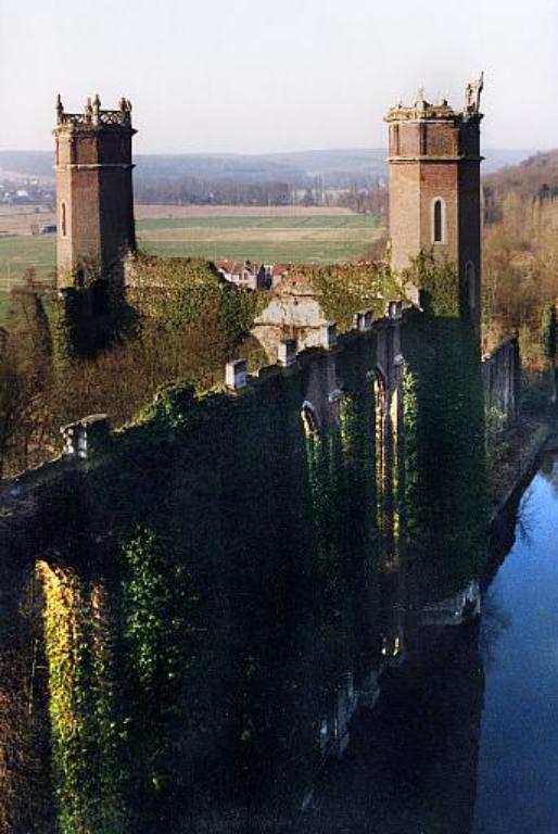 Vue aérienne de l'élévation nord et des tours ouest de la grande filature, 1998 (Photographie EPFN).