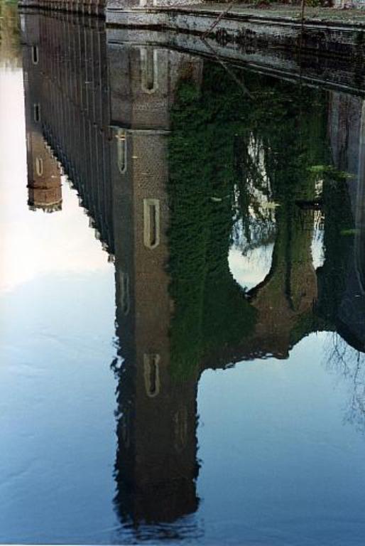 Reflet de l'élévation nord de la grande filature dans l'eau du canal d'amenée 1998 (Photographie EPFN).