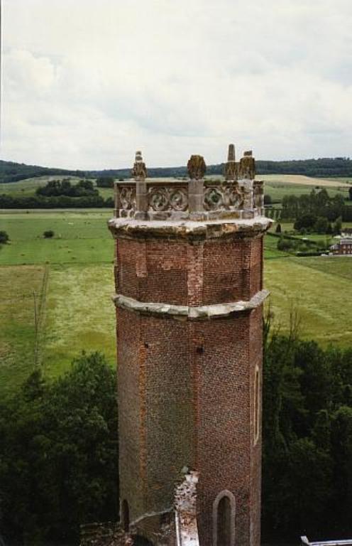 Sommet d'une des tours sud de la grande filature après travaux de confortement des ballustres (Photographie EPFN, 1998).