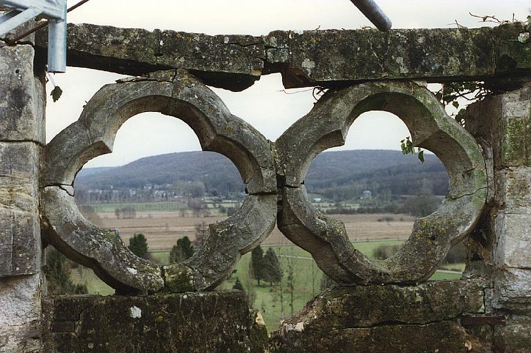 Sommet de la grande filature, détail de ballustres avant travaux de confortement (Photographie EPFN, 1998).